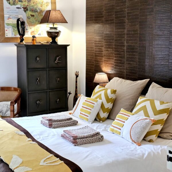 Chambre double élégante et confortable au Gîte Léopoldine, gîte de groupe en Touraine dans le Val de Loire Proche de Tours