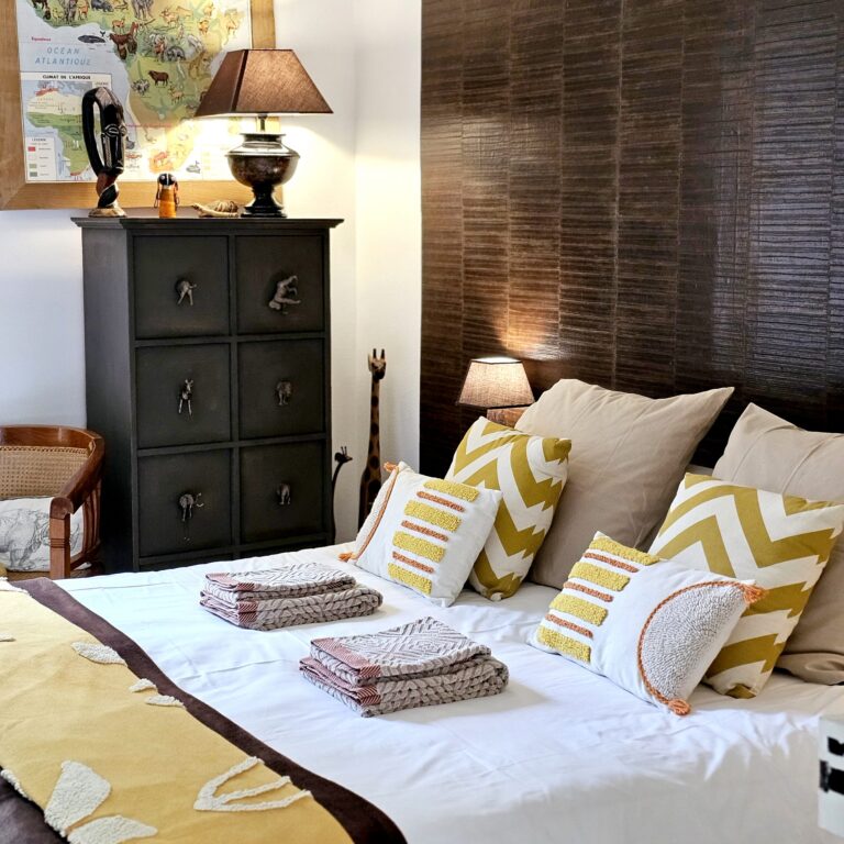 Chambre double élégante et confortable au Gîte Léopoldine, gîte de groupe en Touraine dans le Val de Loire Proche de Tours