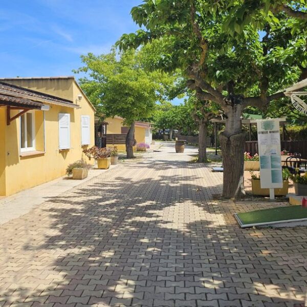 Allée du Camping Beau Séjour dans Le Lavandou dans le Var Var