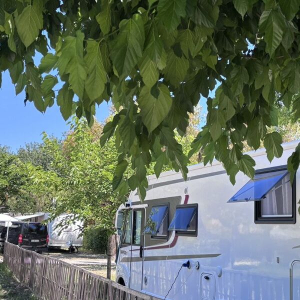 Caravane en emplacement du Camping Beau Séjour dans Le Lavandou dans le Var Var