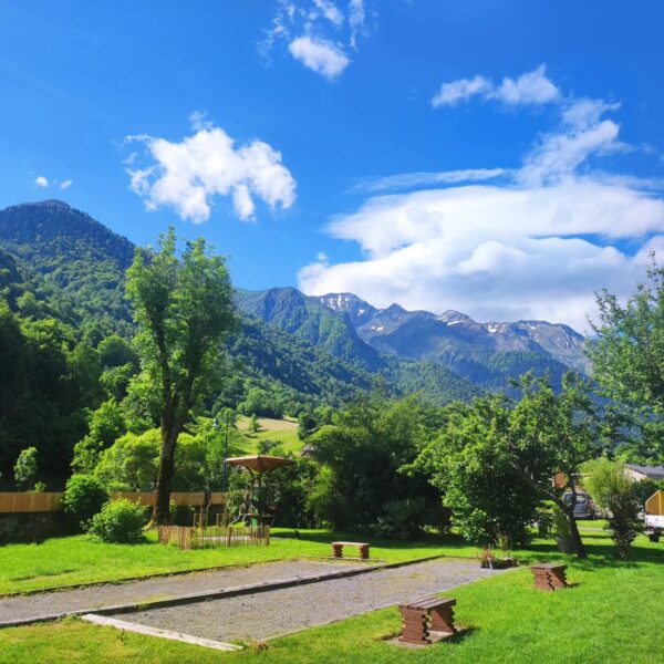 Terrain de pétanque au camping Pyrénées Natura Flower dans les Hautes-Pyrénées