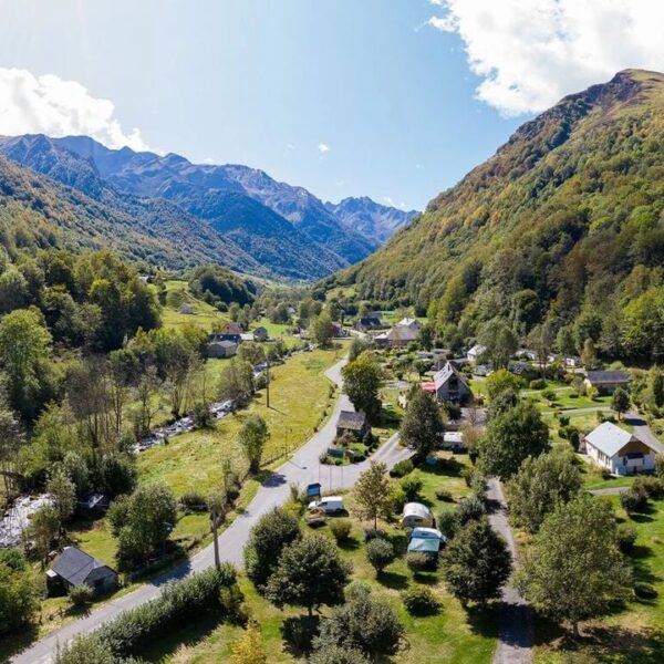 Panorama exceptionnel du camping Pyrénées Natura Flower dans les Hautes-Pyrénées