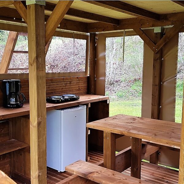 Intérieur du bivouac pour campeurs au camping Le Saint Eloy dans le Puy-de-Dôme en Auvergne