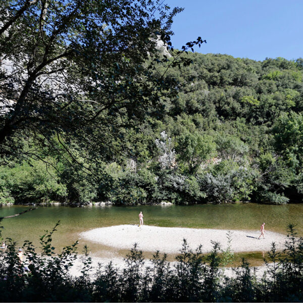 Camping naturiste la génèse - vacances avec son chien