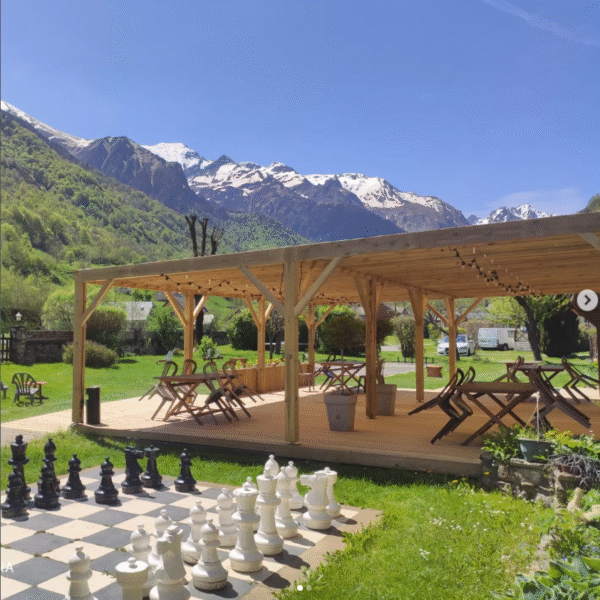 Jeu d'échec géant au camping Pyrénées Natura Flower dans les Hautes-Pyrénées