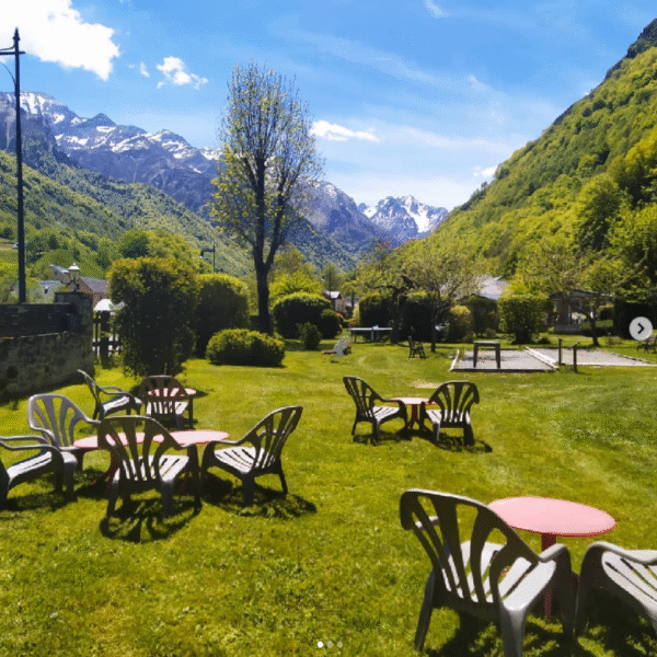 Terrasse en plein air au camping Pyrénées Natura Flower dans les Hautes-Pyrénées