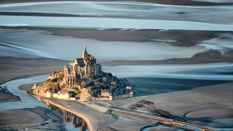 Le Mont-Saint-Michel en France où les chiens sont les bienvenus, en France