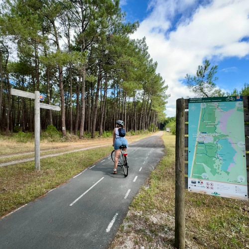 route cyclable de la Vélodyssée en Médoc plein sud en Gironde à parcourir avec un chien pendant un itinéraire