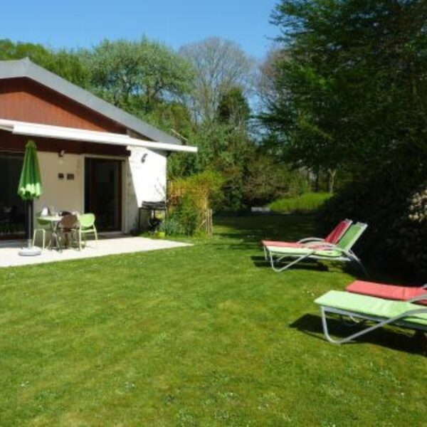 Grand jardin avec pelouse des Gîtes La Baie des Remparts à Saint-Valery-Sur-Somme dans la Somme