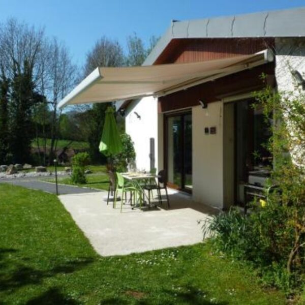 Jardin avec pelouse du Gîte La Baie des Remparts à Saint-Valery-Sur-Somme dans la Somme