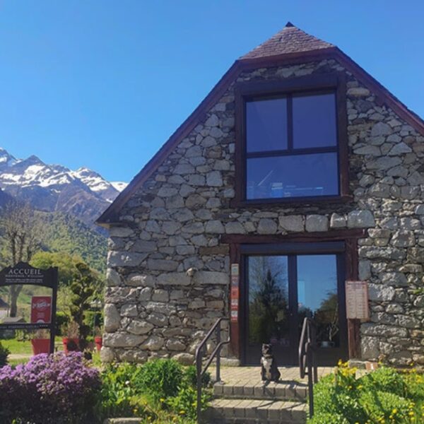 Réception du camping Pyrénées Natura Flower dans les Hautes-Pyrénées