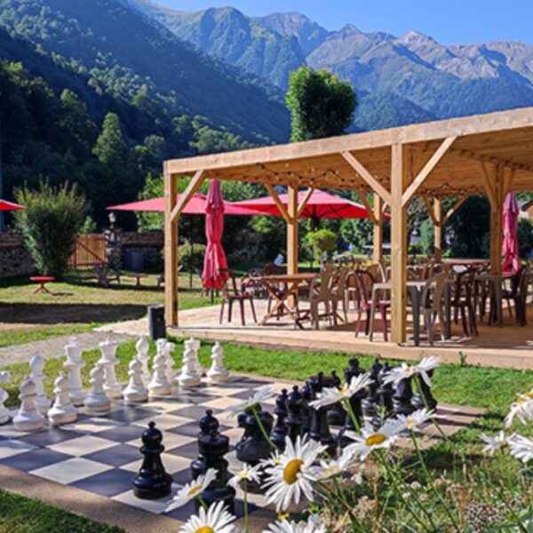 Aire de jeux avec échecs au camping Pyrénées Natura Flower dans les Hautes-Pyrénées
