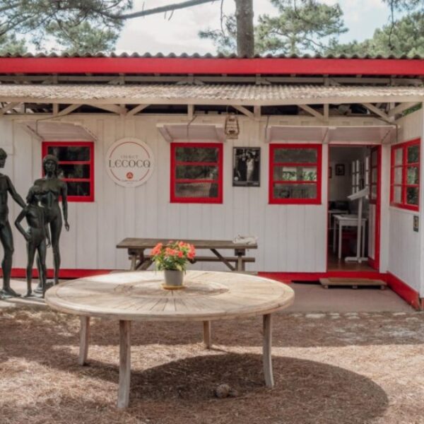 Extérieur d'un bungalow du camping naturiste CHM Montalivet 4* en Gironde (33)