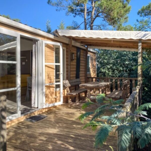 Terasse d'un mobil-home du camping naturiste CHM Montalivet 4* en Gironde (33)