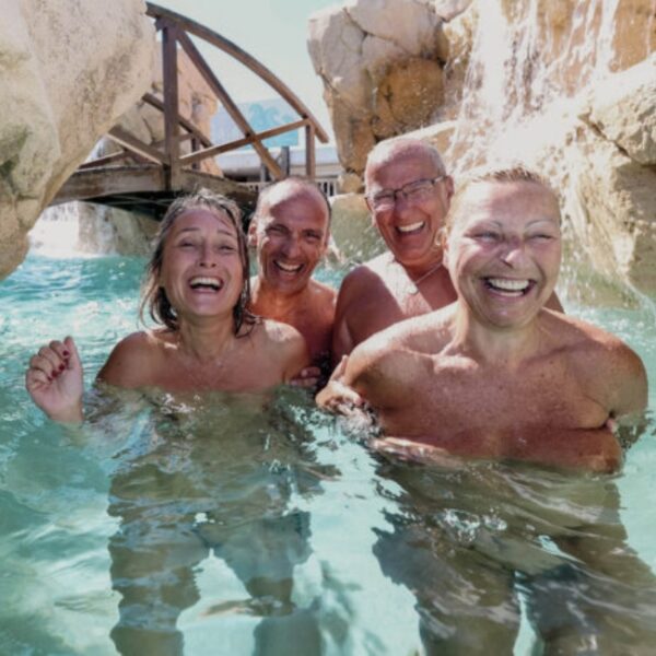 Groupe heureux dans la piscine du camping naturiste CHM Montalivet 4* en Gironde (33)