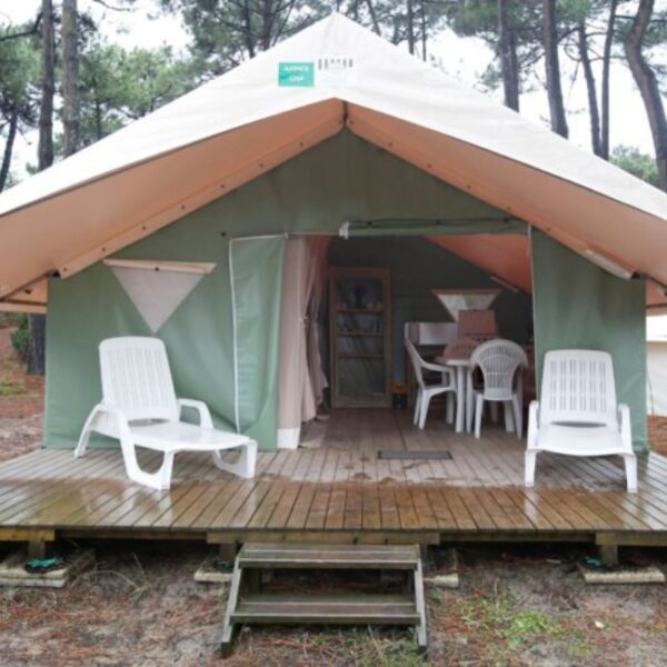 Extérieur d'une tente aménagée du camping naturiste CHM Montalivet 4* en Gironde (33)