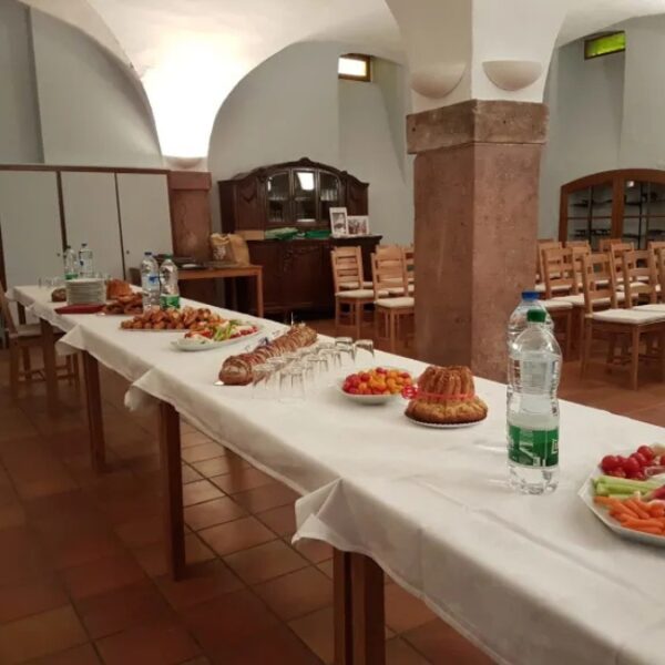 Salle de séjour du Gîte de l'Ancien Presbytère Albert Schweitzer à Gunsbach dans le Haut-Rhin