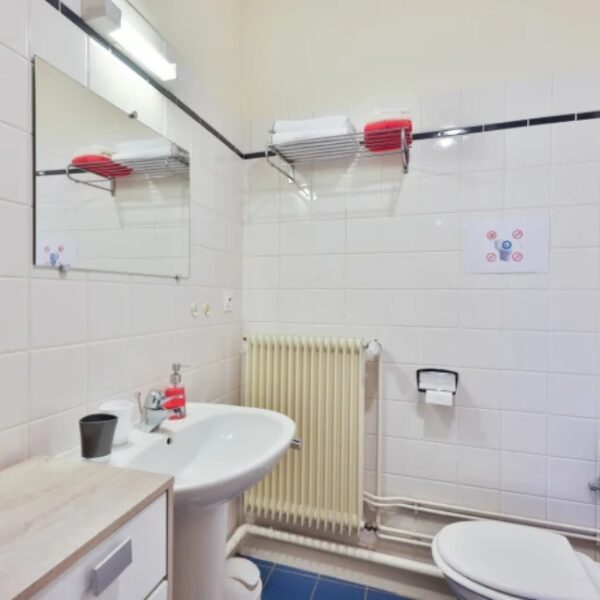 Salle de bain du Gîte de l'Ancien Presbytère Albert Schweitzer à Gunsbach dans le Haut-Rhin