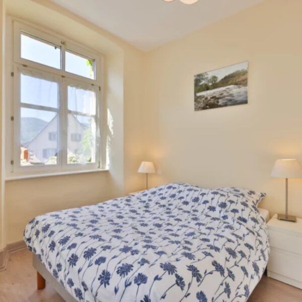 Chambre avec lit double du Gîte de l'Ancien Presbytère Albert Schweitzer à Gunsbach dans le Haut-Rhin