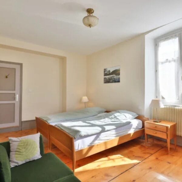 Chambre avec lit double du Gîte de l'Ancien Presbytère Albert Schweitzer à Gunsbach dans le Haut-Rhin