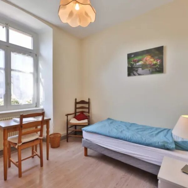 Chambre avec lit double du Gîte de l'Ancien Presbytère Albert Schweitzer à Gunsbach dans le Haut-Rhin