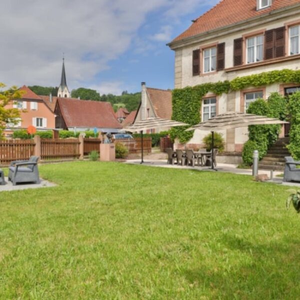 Cour extérieure du Gîte de l'Ancien Presbytère Albert Schweitzer à Gunsbach dans le Haut-Rhin