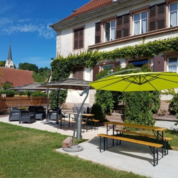 Cour du Gîte de l'Ancien Presbytère Albert Schweitzer à Gunsbach dans le Haut-Rhin