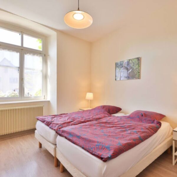 Chambre avec lit double du Gîte de l'Ancien Presbytère Albert Schweitzer à Gunsbach dans le Haut-Rhin