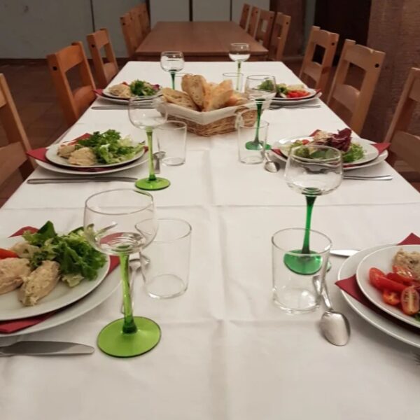 Table dressée du Gîte de l'Ancien Presbytère Albert Schweitzer à Gunsbach dans le Haut-Rhin