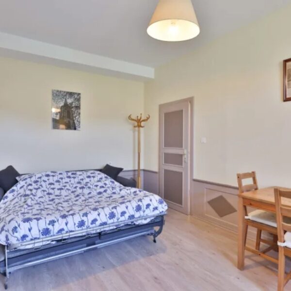 Chambre avec lit double du Gîte de l'Ancien Presbytère Albert Schweitzer à Gunsbach dans le Haut-Rhin