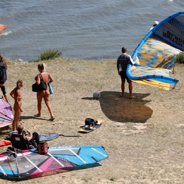 client profitant de la plage au camping naturiste Le Clapotis à La Palme dans l'Aude (11)