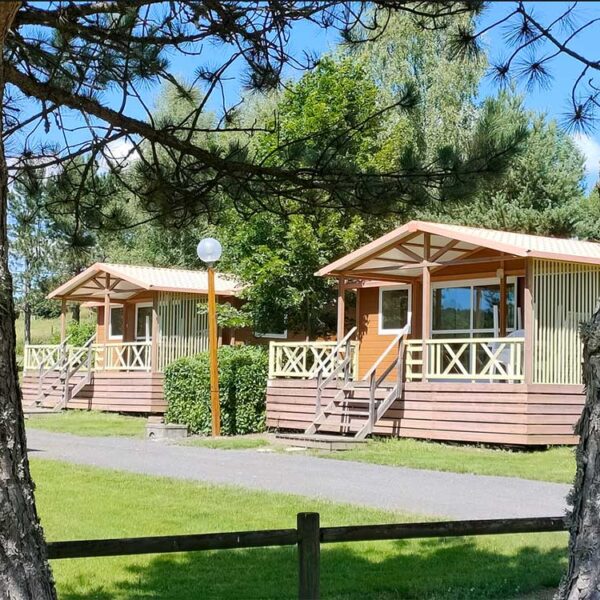 Chalet de bois pour vos vacances au camping Le Saint Eloy dans le Puy-de-Dôme en Auvergne