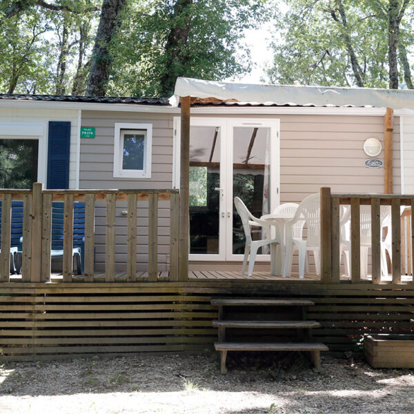Entrée d'un mobil-home du Camping naturiste La Genèse 3* dans les Cévennes