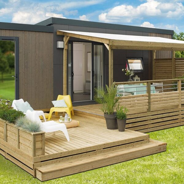 Extérieur d'un mobil-home au camping Le Saint Eloy dans le Puy-de-Dôme en Auvergne