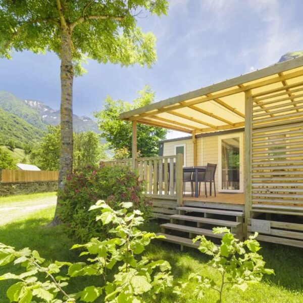 Terrasse d'un mobil-home du camping Pyrénées Natura Flower dans les Hautes-Pyrénées