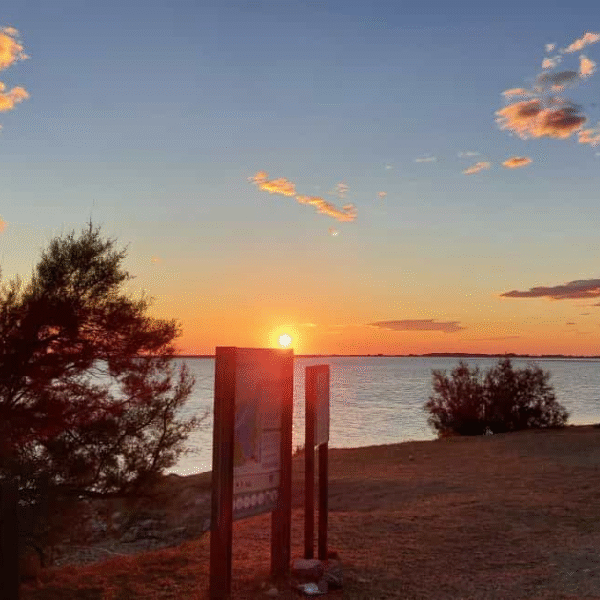 camping naturiste le clapotis sud de France bord de la méditerranée convivial familial soleil couchant FKK-Campingplatz Südfrankreich am Mittelmeer ruhig Entspannung familiär kalmte en ontspanning