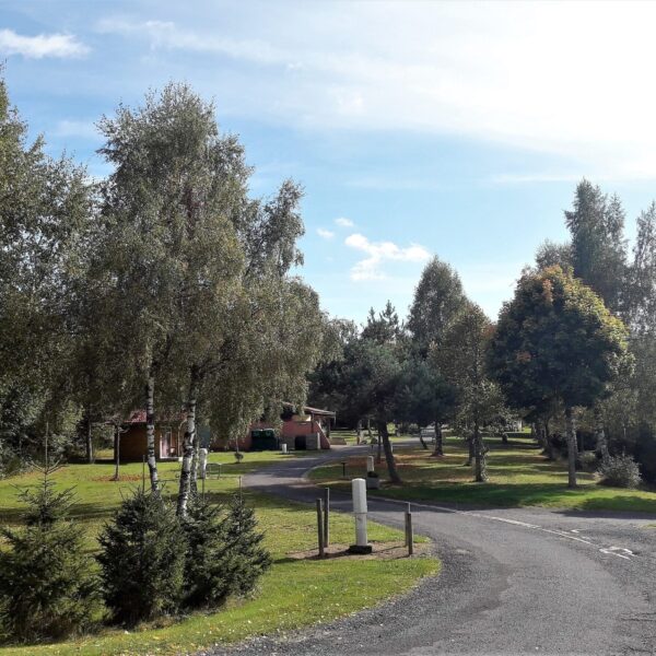 Emplacement pour tente ou camping-car au camping Le Saint Eloy dans le Puy-de-Dôme en Auvergne