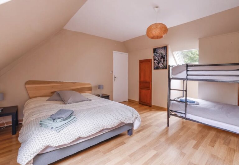 Chambre avec lit double du Gîte l'Orée du Bois à Le Faouët dans le Morbihan