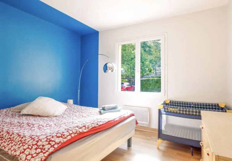 Chambre avec lit double du Gîte l'Orée du Bois à Le Faouët dans le Morbihan