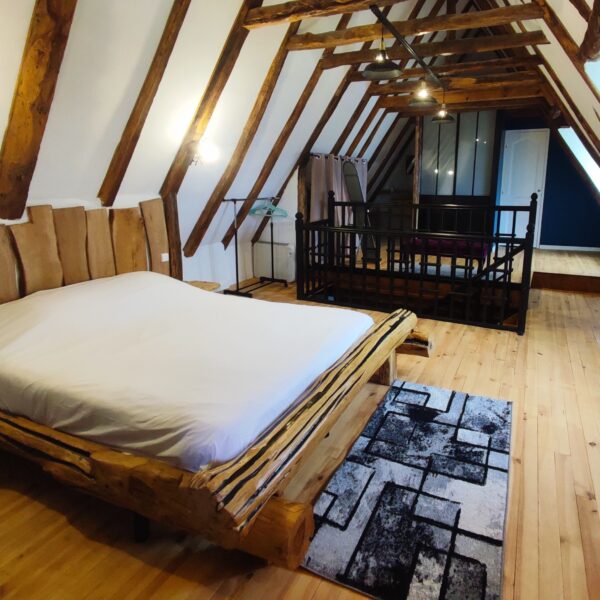 Chambre avec lit double au Gîte La Manerka à Lieutadès dans le Cantal