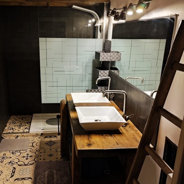 Salle de bain avec double vasque Gîte La Manerka à Lieutadès dans le Cantal