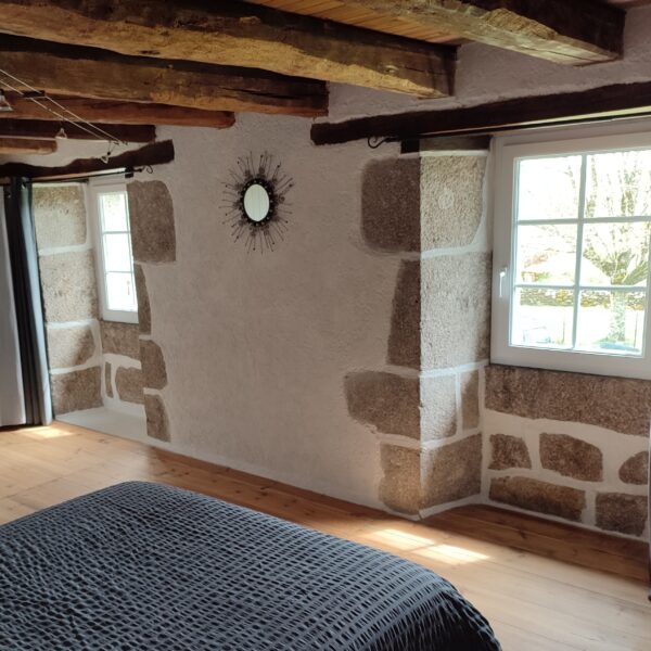 Chambre avec lit simple et fenêtre Gîte La Manerka à Lieutadès dans le Cantal