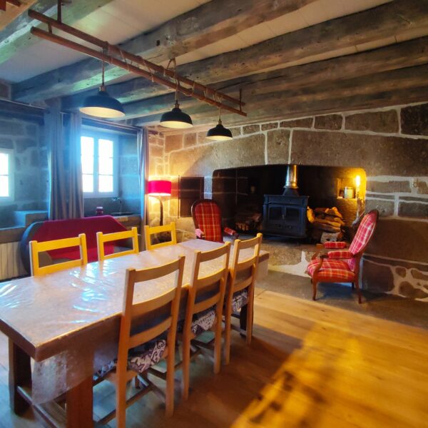 Grande Salle à manger lumineuse Gîte La Manerka à Lieutadès dans le Cantal