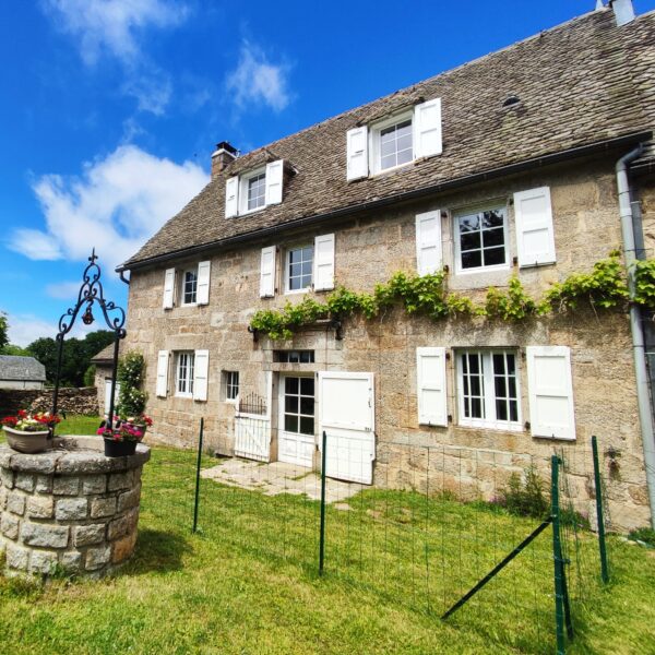 Cour et devanture du Gîte La Manerka à Lieutadès dans le Cantal
