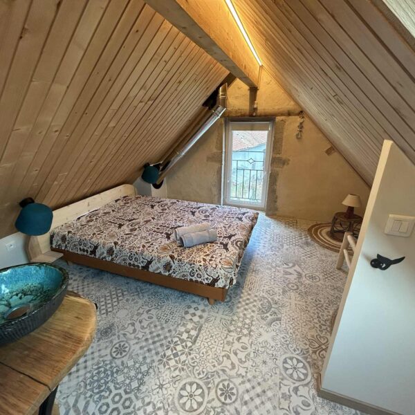O acolhedor quarto de casal do Gîte La Petite Maison fica situado num prado no sul da Borgonha, no sopé do Parque Natural Regional de Morvan.