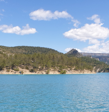 lieu discret autorisé à la baignade pour son chien en Provence au lac de Castillon dans le verdon