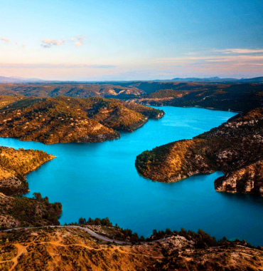 très bel endroit où se baigner avec son chien en Provence : lac d'Esparron