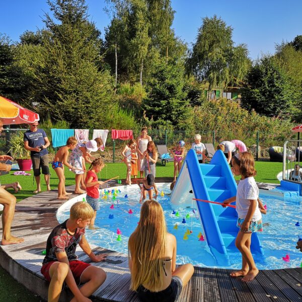 Pataugeoire et jeux d'eau au camping Le Saint Eloy dans le Puy-de-Dôme en Auvergne