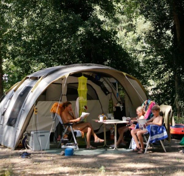 Famille devant sa tente au Camping naturiste La Genèse 3* dans les Cévennes