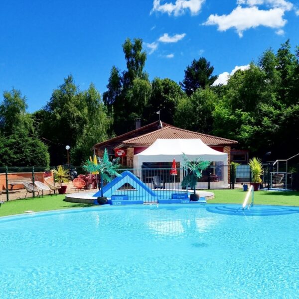 Piscine chauffée du camping Le Saint Eloy dans le Puy-de-Dôme en Auvergne